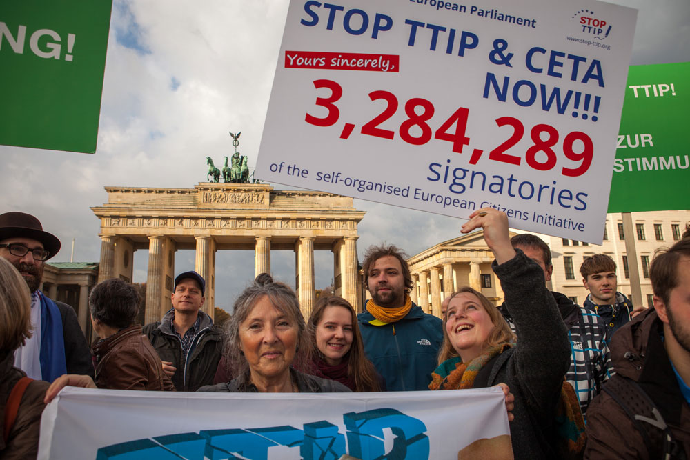 Gruppenbild der Übergabe der sEBI gegen TTIP und CETA in Berlin