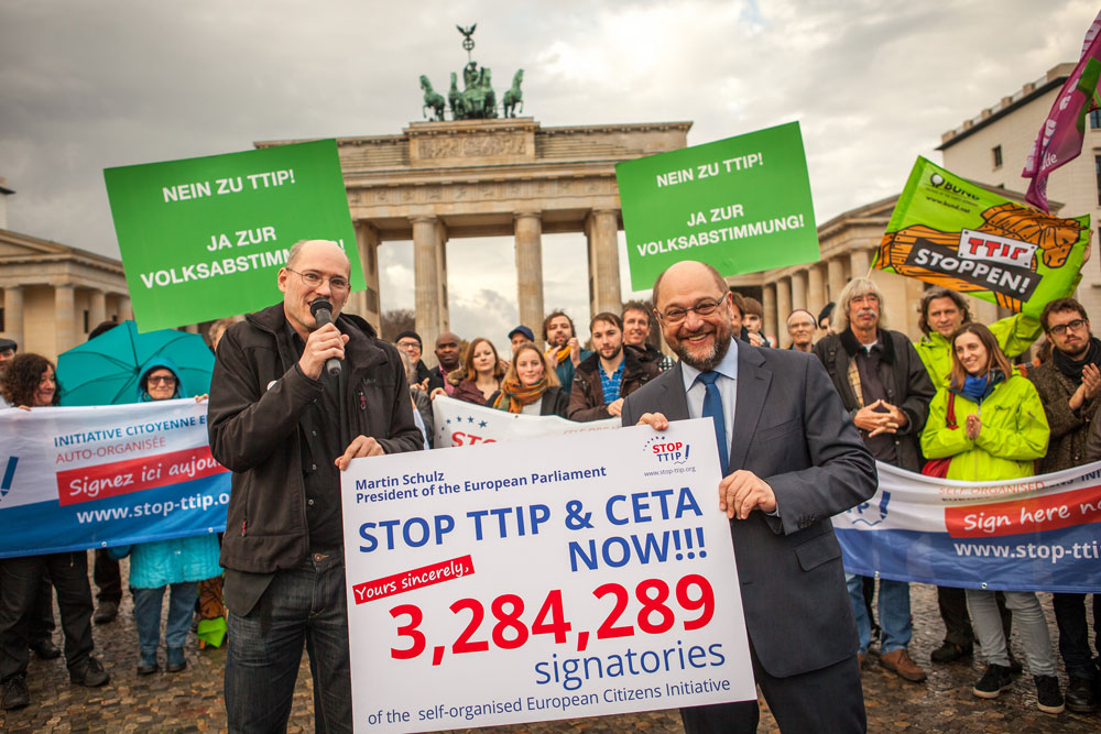 Martin Schulz nimmt die sEBI gegen CETA und TTIP entgegen