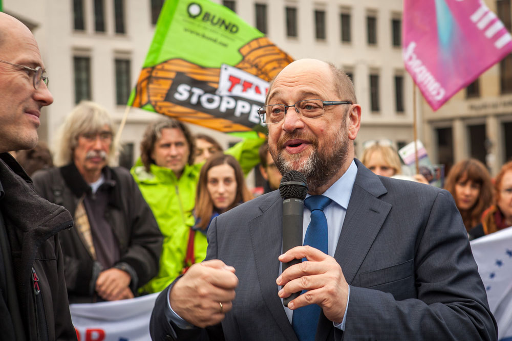 Martin Schulz bei der Übergabe der sEBI gegen TTIP und CETA in Berlin