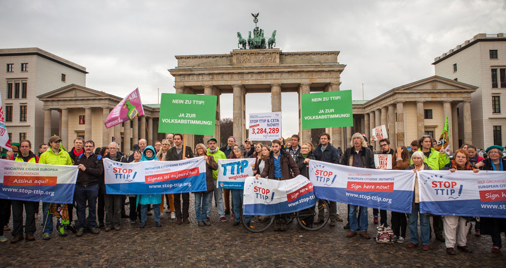 Gruppenbild der Übergabe der sEBI gegen TTIP und CETA in Berlin
