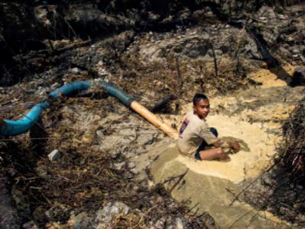 Kinderarbeit in einer Zinn-Mine auf Bangka-Belitung; Foto: Marten van Dijl / Milieudefensie