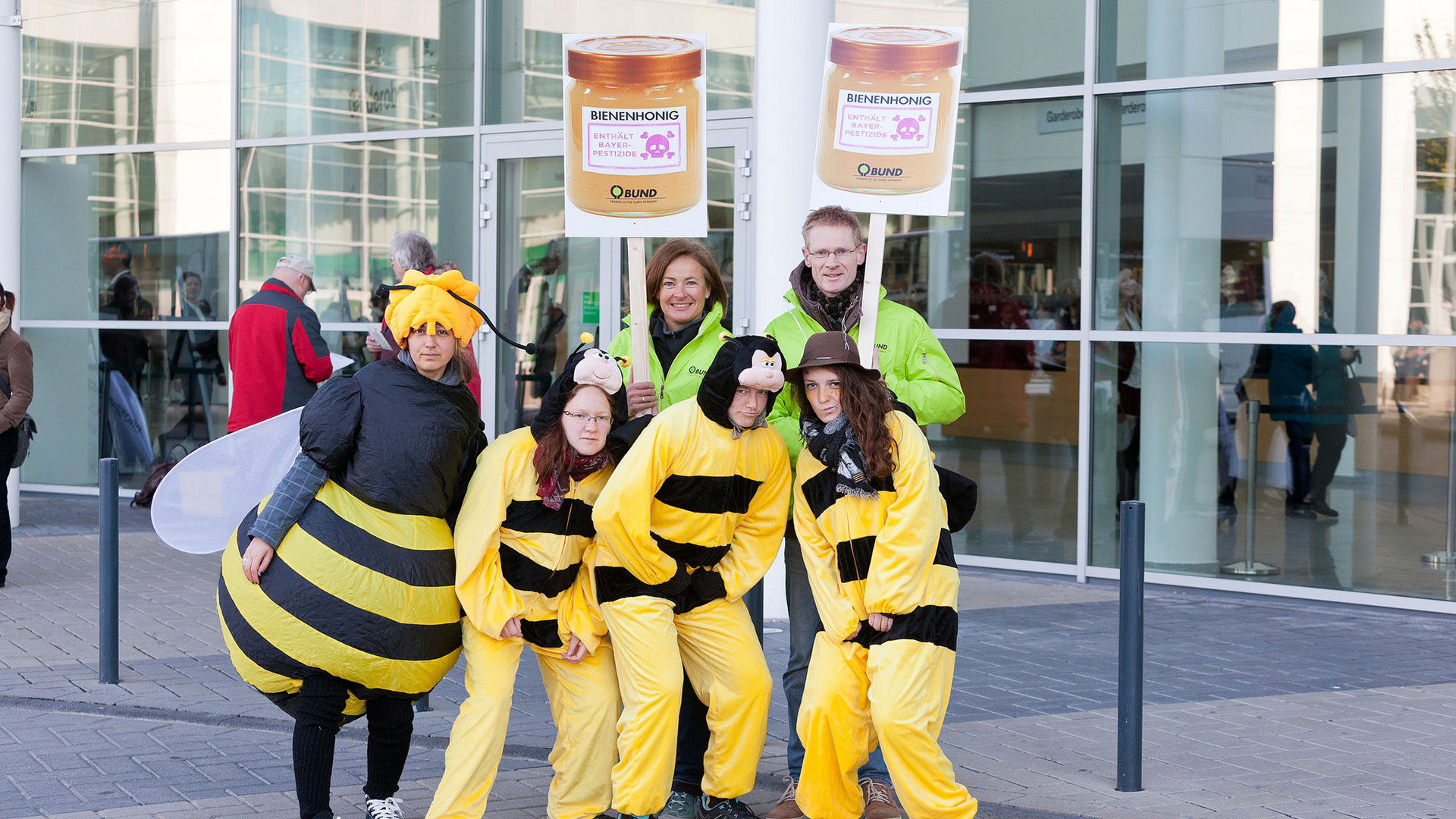 Protest bei Bayer-Hauptversammlung gegen bienengefährdende Pestizide und Gift im Honig