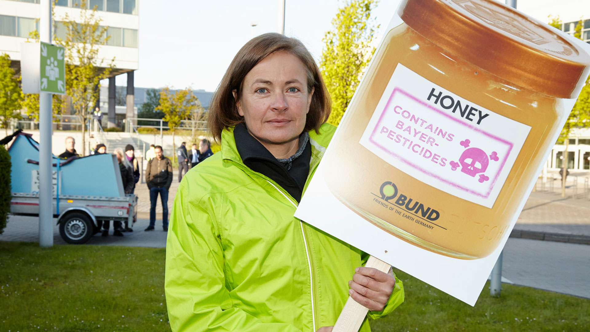 Protest bei Bayer-Hauptversammlung gegen bienengefährdende Pestizide und Gift im Honig