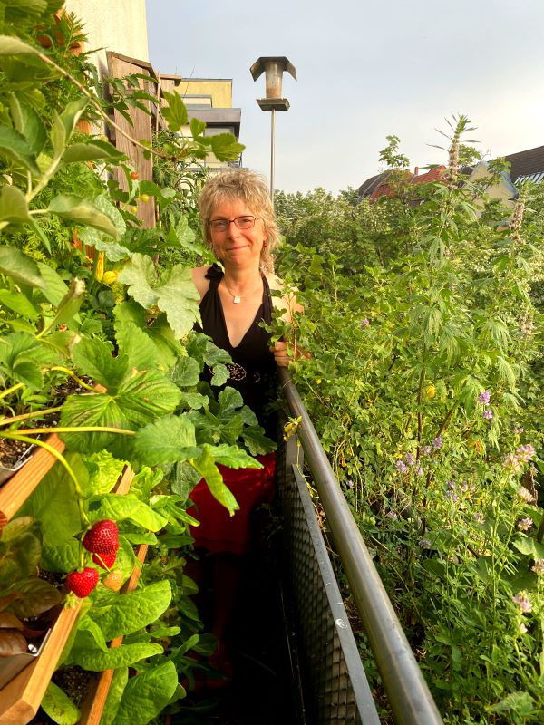Birgit Schattling auf ihrem Balkon