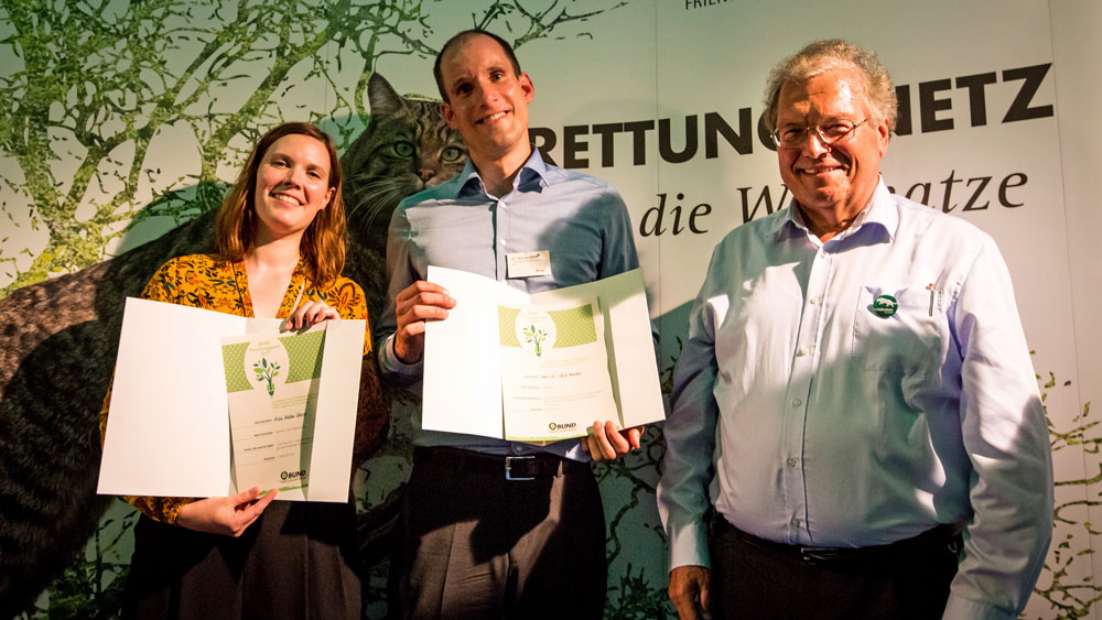 Hubert Weiger gratuliert den Preisträger*innen. Foto: Jörg Farys / BUND